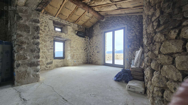 Maison à SAINT-MAURICE-EN-CHALENCON