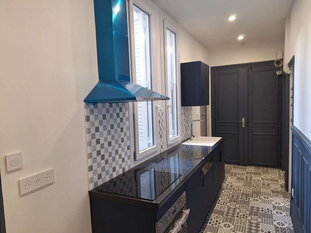 IDEAL CITADINS ! En plein centre ville rue piétonne, au 1er étage SUPERBE  T5 DE CARACTERE  de 86 m² entièrement refait à neuf - photo 4