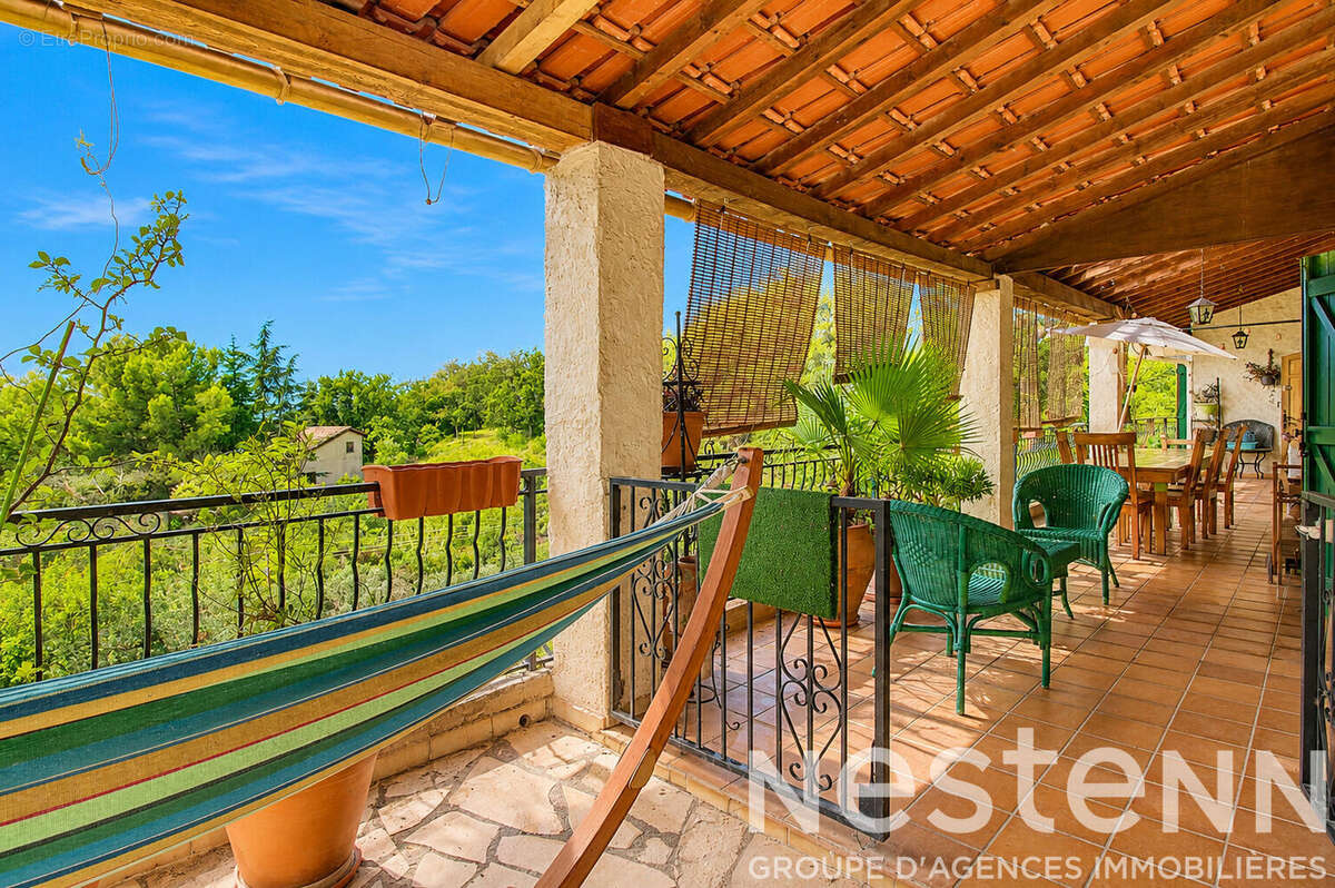 A vendre à Draguignan - Propriété de caractère avec vue panoramique, piscine et beaux volumes - photo 5