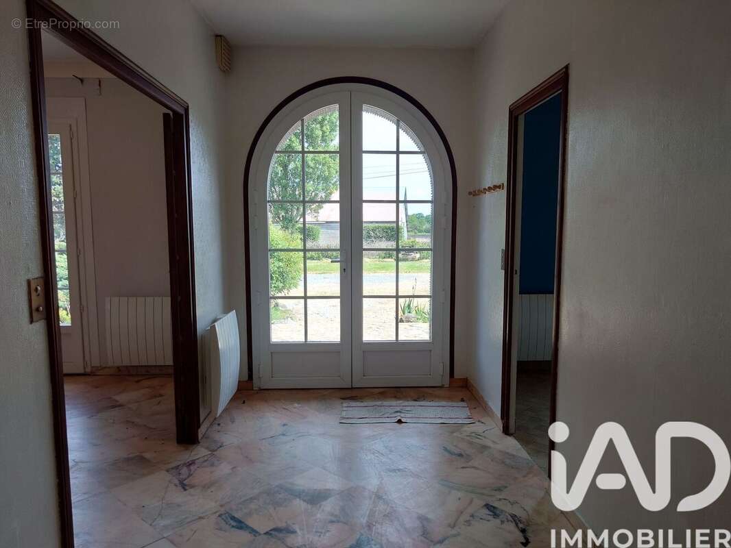 Maison 122 m² à Oradour-Fanais  - photo 8