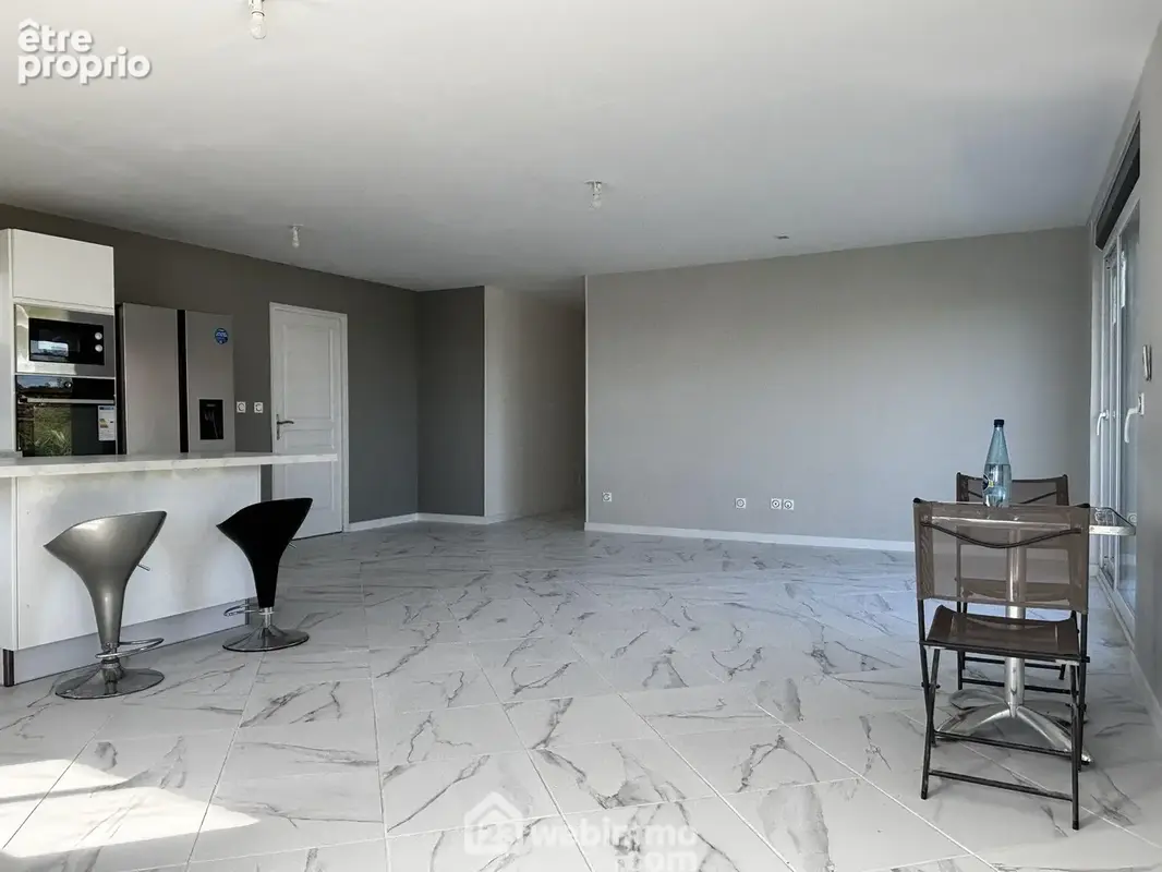 Elle ouvre directement sur la pièce de vie de 48 m2,