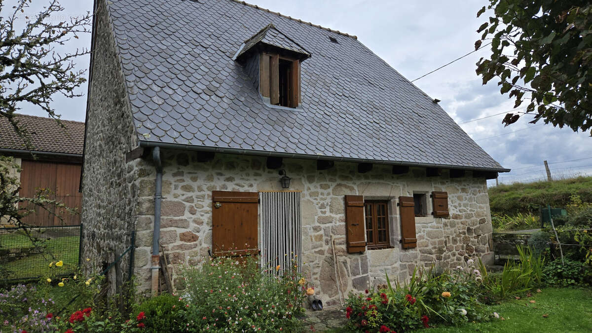 Maison à SAINT-BONNET-LES-TOURS-DE-MERLE
