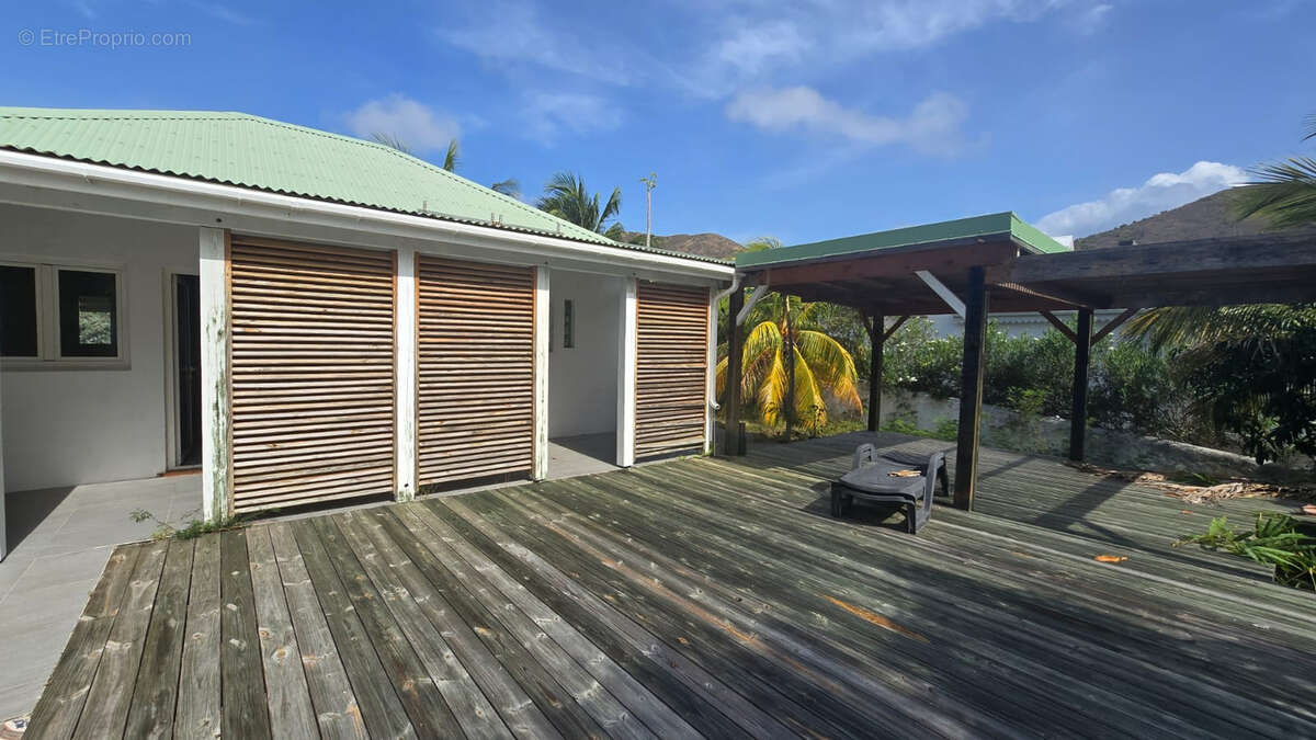 Villa avec fort potentiel sur un terrain de 721 m2, à deux pas de l'embarcadère de Pinel - photo 4