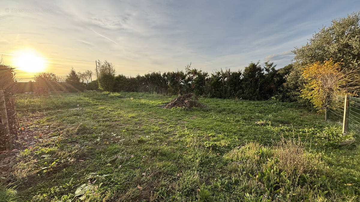 Terrain à SAINT-GEORGES-LES-BAINS
