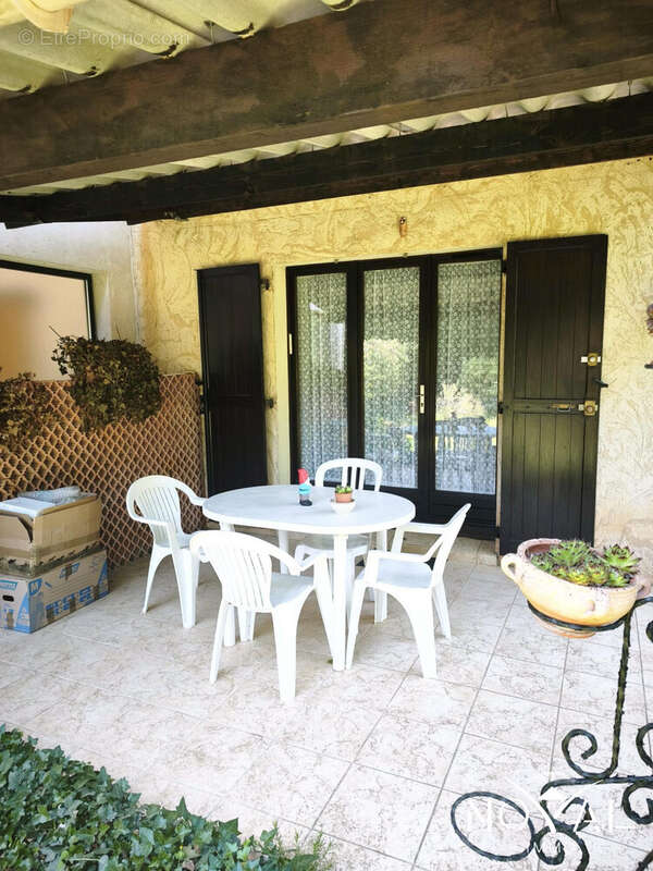 Terrasse couverte  - Maison à SAINT-CEZAIRE-SUR-SIAGNE