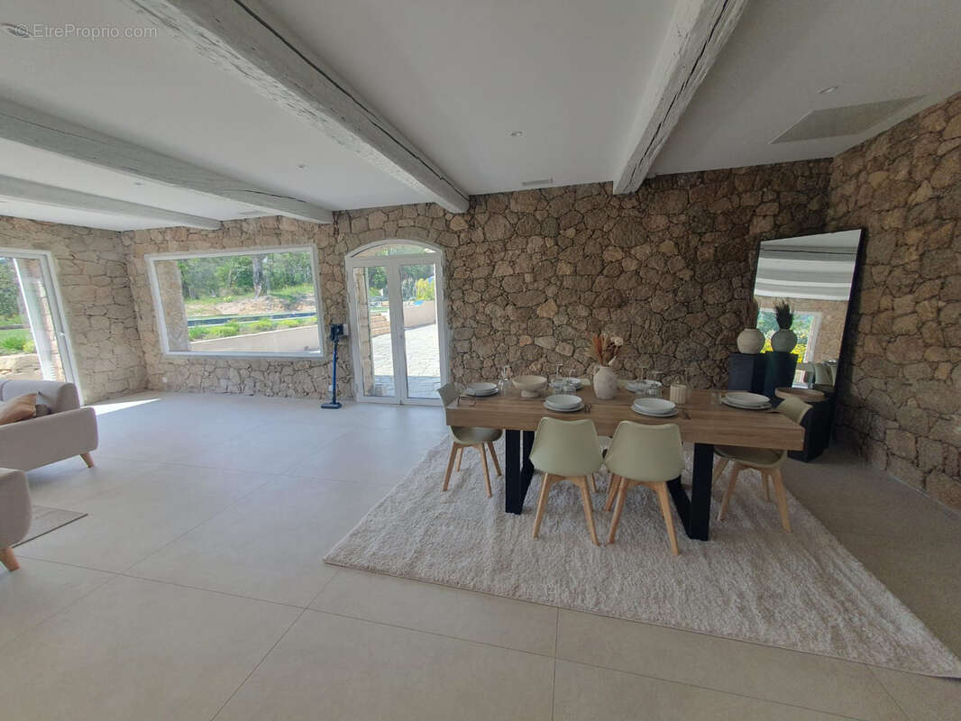 Maison à PLAN-DE-LA-TOUR