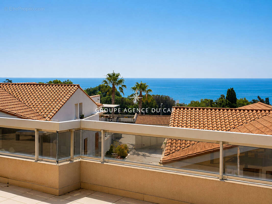 A vendre appartement dans residence securisee avec piscine 3 pieces 2 chambres terrasse sur le toit et veranda cave parking et p - photo 2