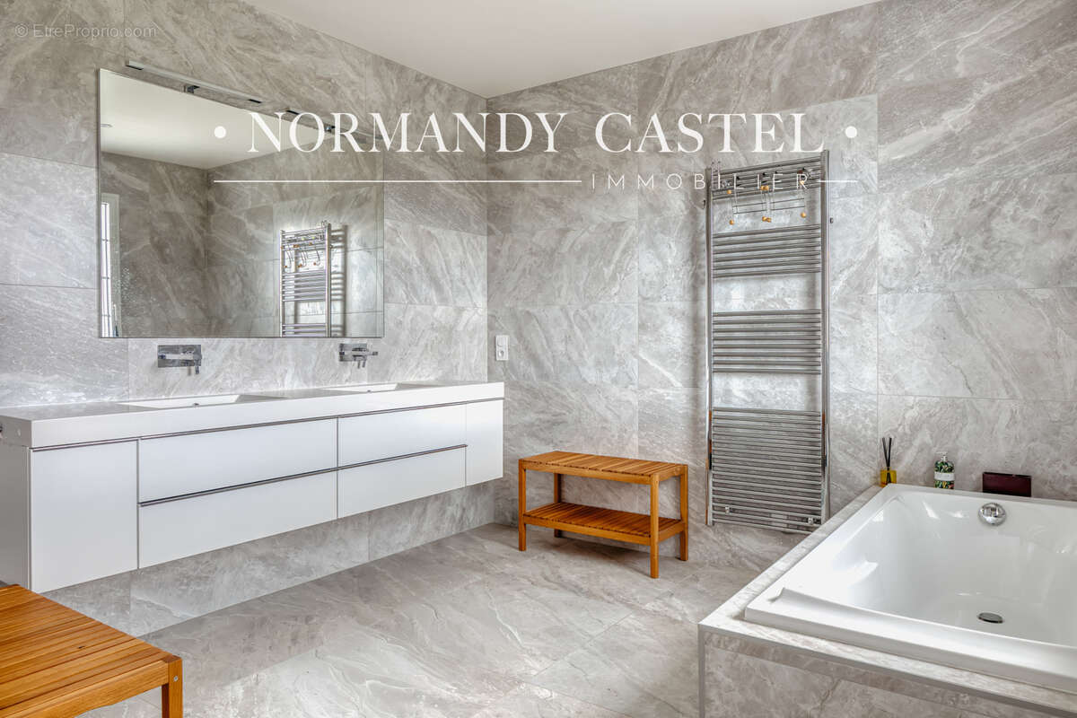 Maison à SAINT-ETIENNE-LA-THILLAYE