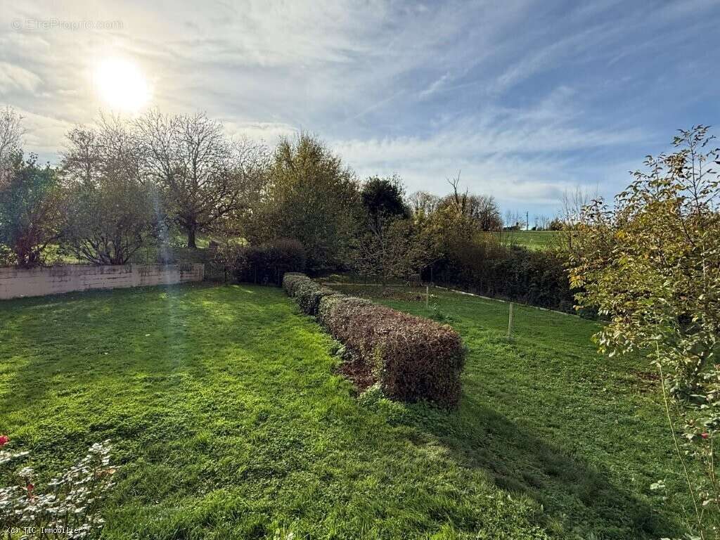 Maison à NANTEUIL-EN-VALLEE