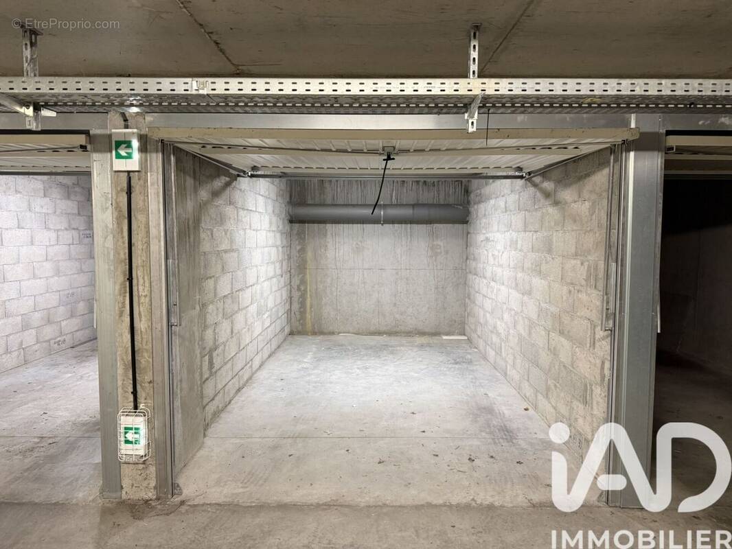 Photo 1 - Parking à SAINT-CYR-AU-MONT-D'OR
