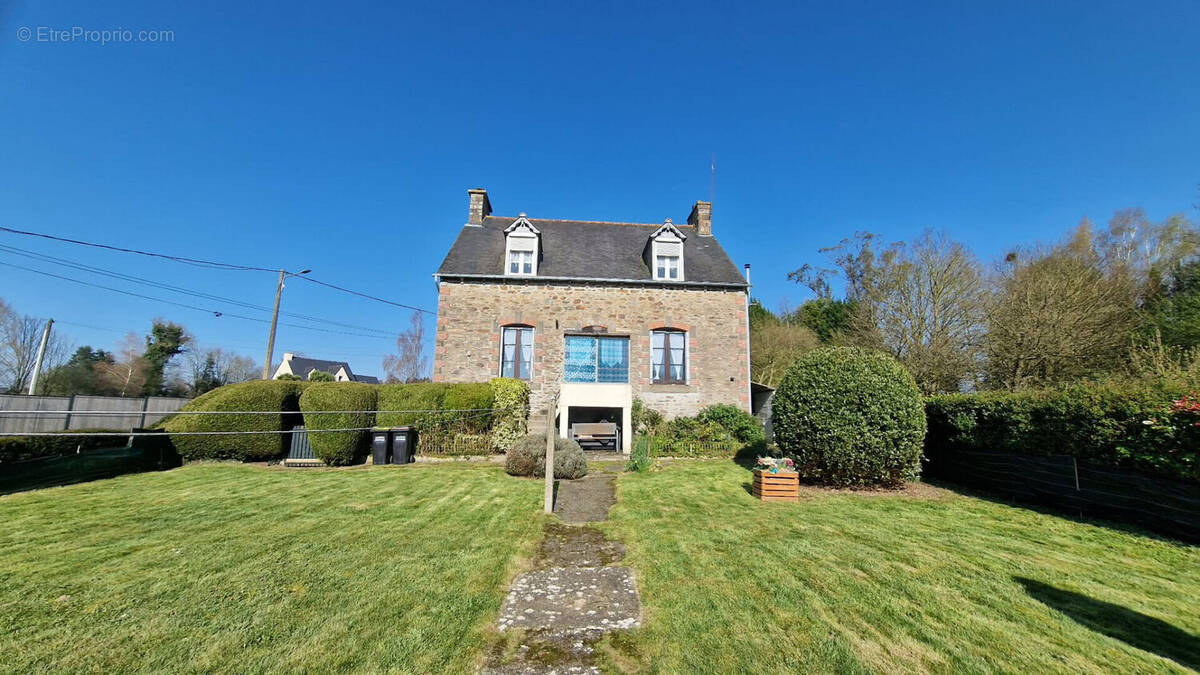 Maison à PLOUGUENAST
