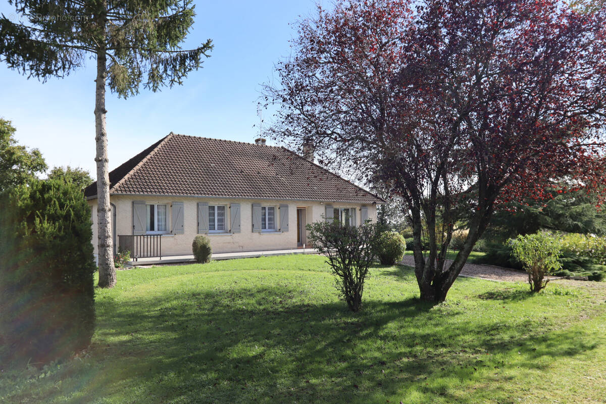 Maison à AINAY-LE-CHATEAU