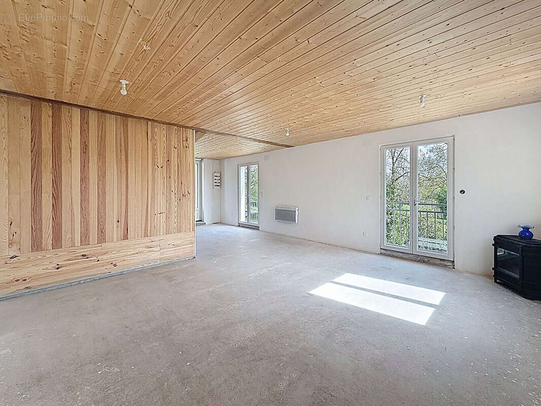 Maison à SAINT-ETIENNE-DE-FURSAC