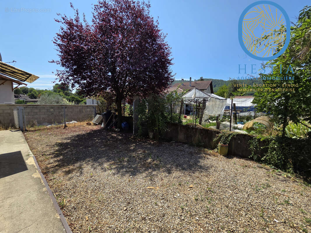 Beaucroissant, maison ancienne avec jardin - photo 3