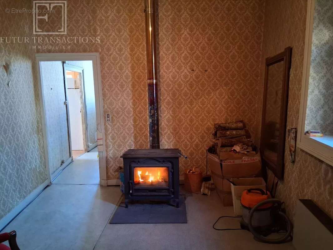 Maison à JAVERLHAC-ET-LA-CHAPELLE-SAINT-ROBERT