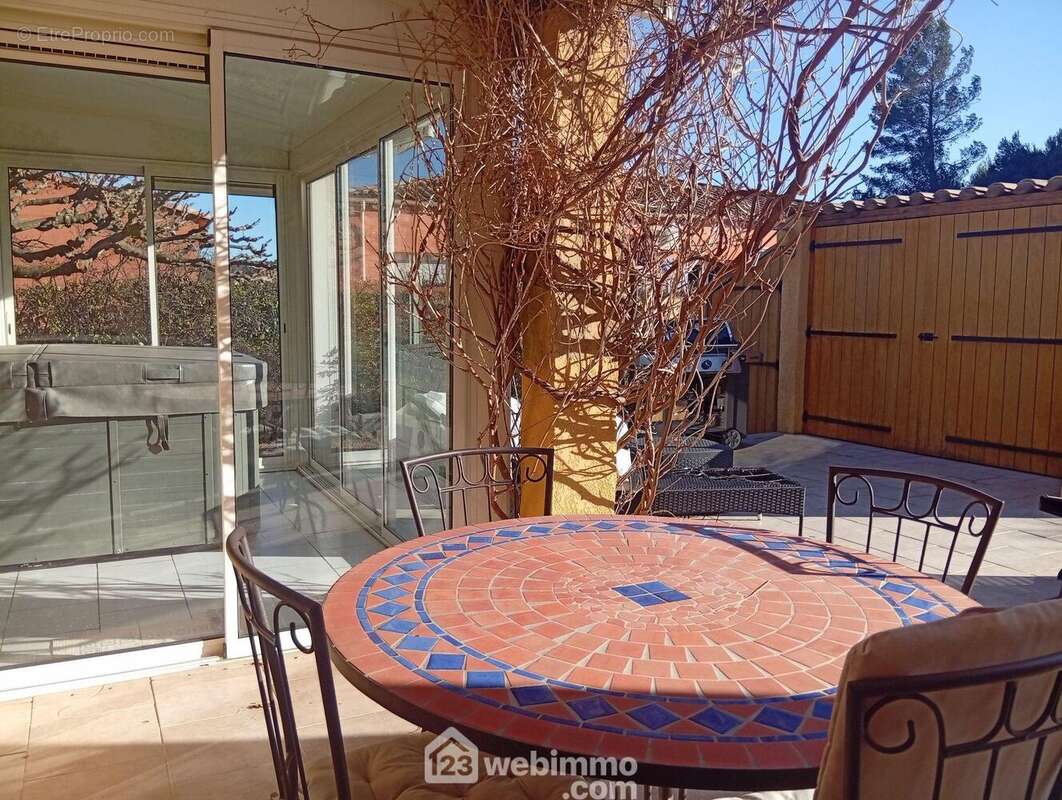 Grande terrasse couverte - Maison à LE THORONET