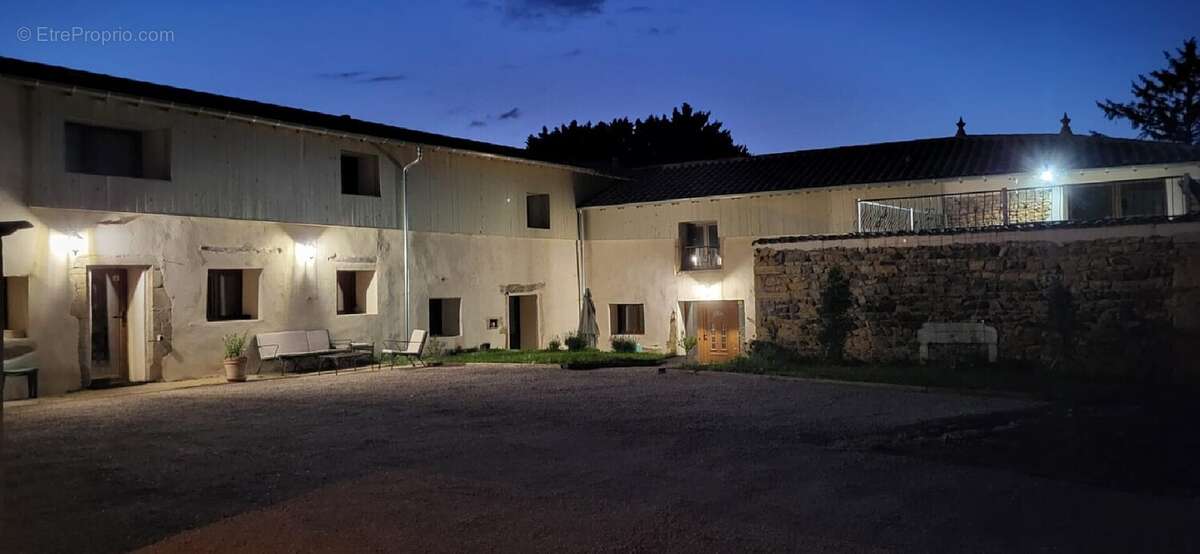 Maison 311 m² à Saint-Amour-Bellevue  - photo 5