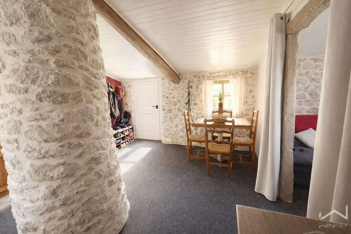 Maison à SAINT-MONTAN
