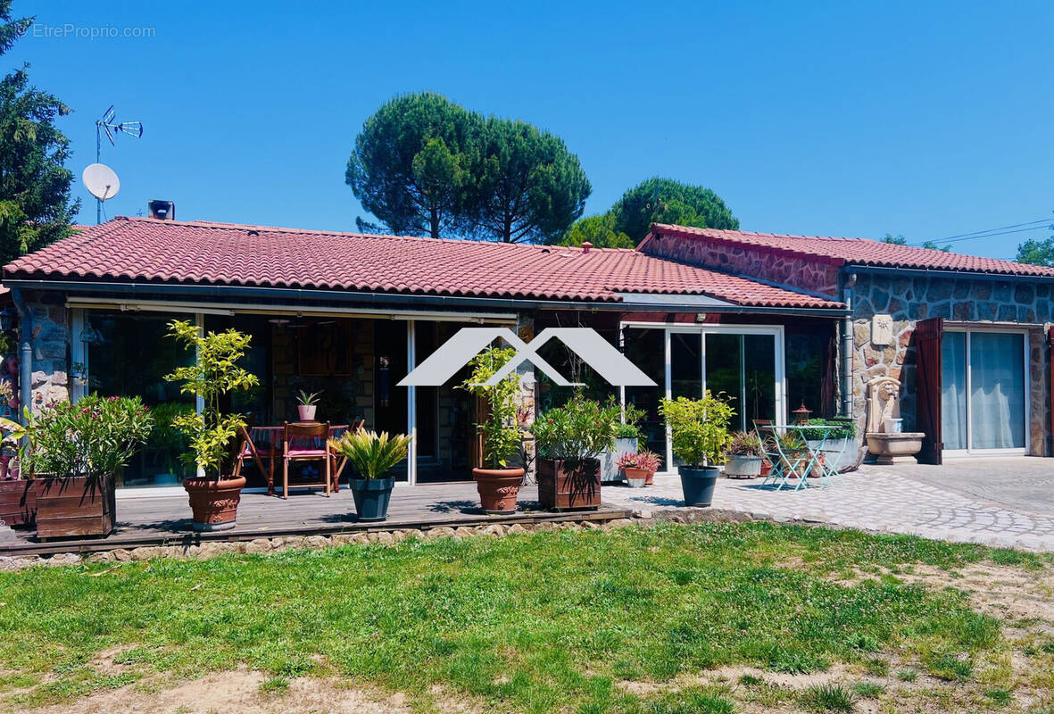 Maison à MEYRANNES
