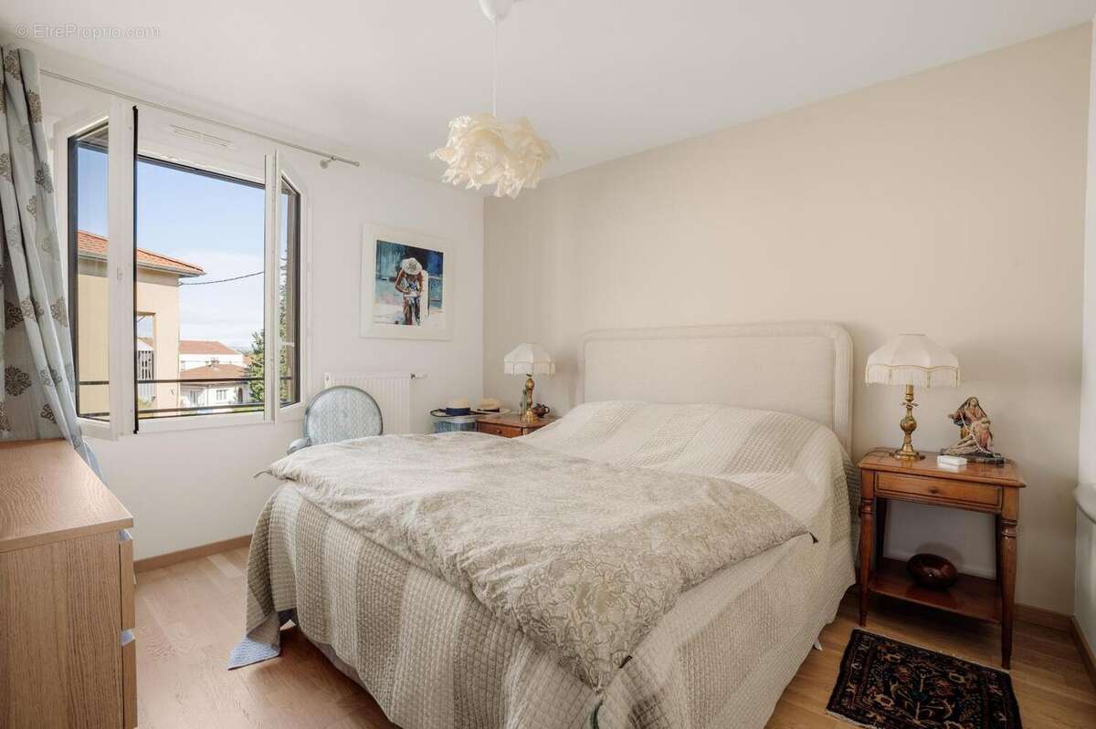  - Appartement à NEUVILLE-SUR-SAONE