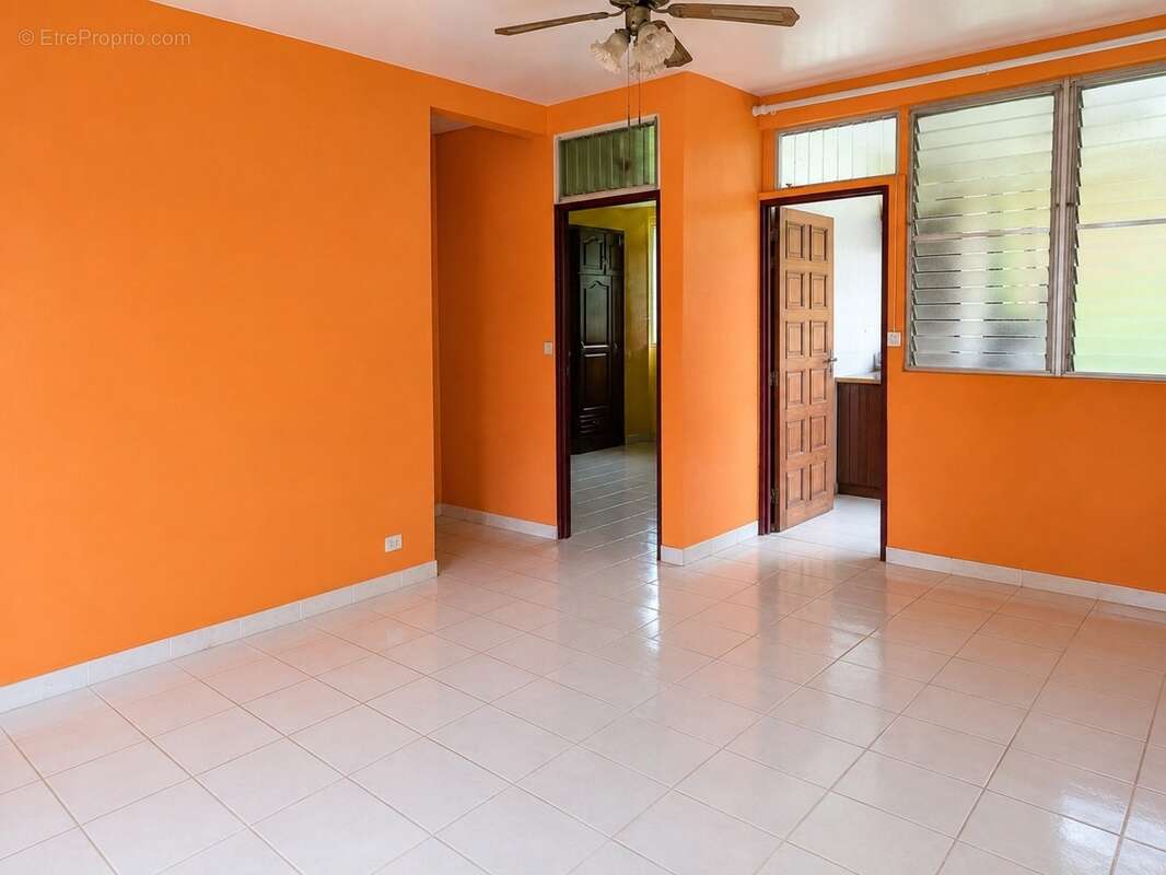 Matoury – Propriété sur 2 niveaux avec piscine sur près de 1,5 hectare - photo 7