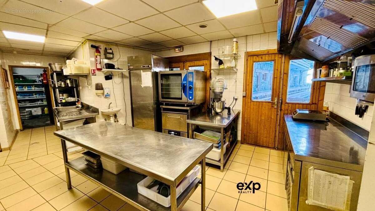 Commerce à LES ALLUES