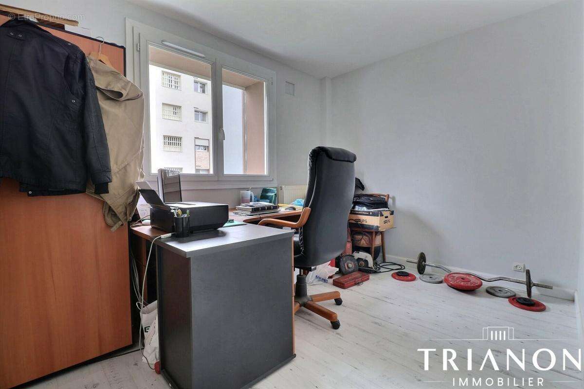 Appartement à LES CLAYES-SOUS-BOIS