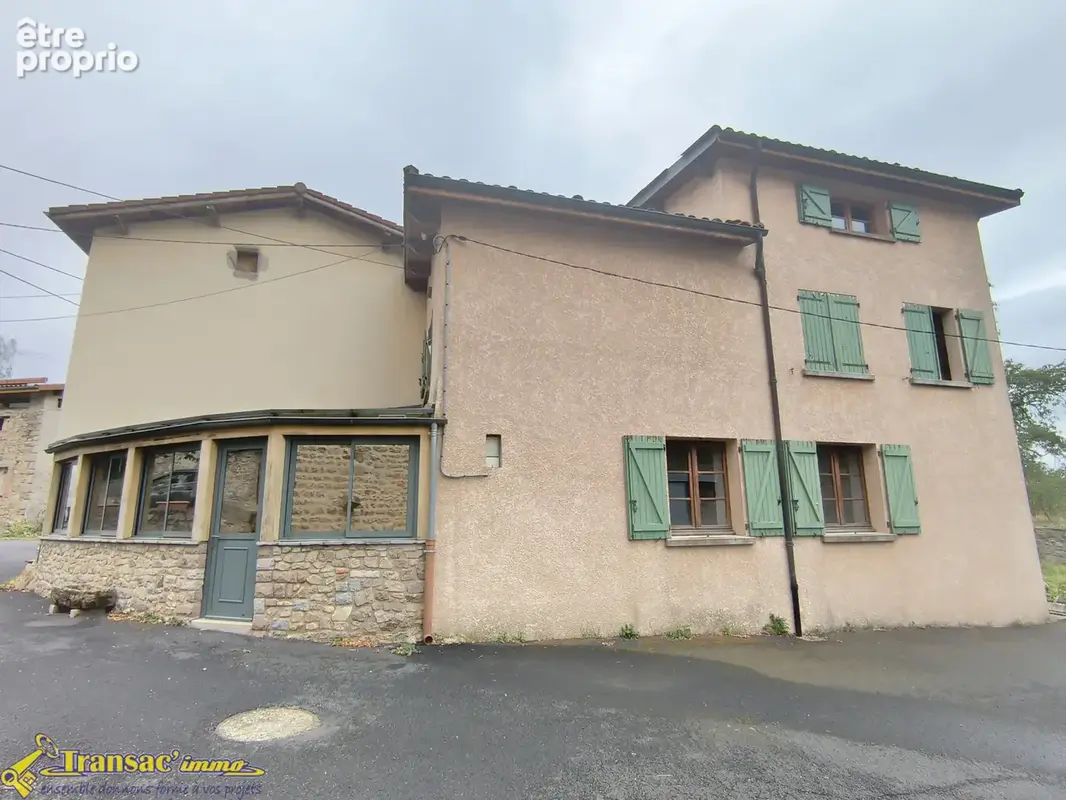À Thiers, maison de village type F4 avec une véranda. - photo 2