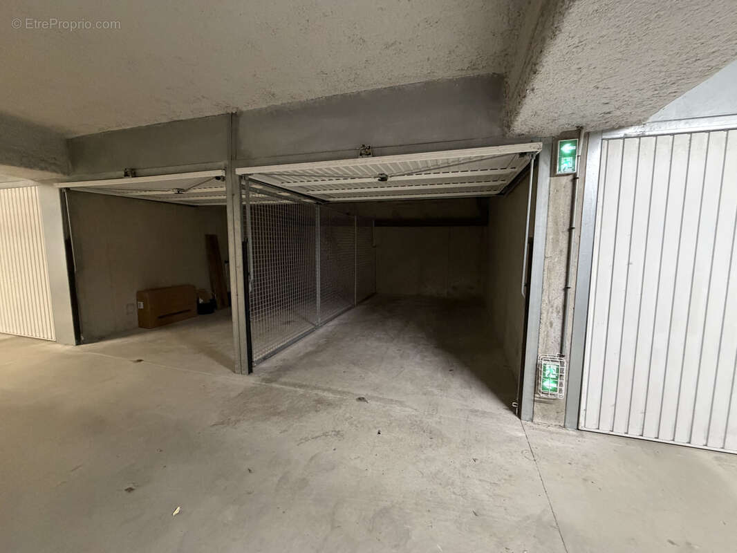 Parking à SAINT-AVE
