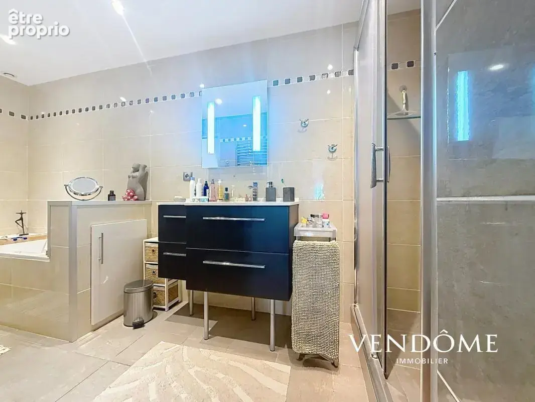 Lille, RUE ROYALE - Appartement 120 m² - 2 Chambres - Parking - photo 11