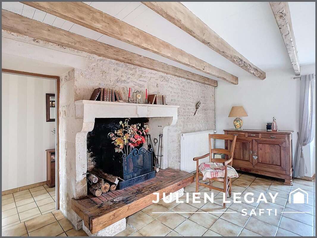 Maison 176 m² à Saint-Martin-De-Saint-Maixent  - photo 2