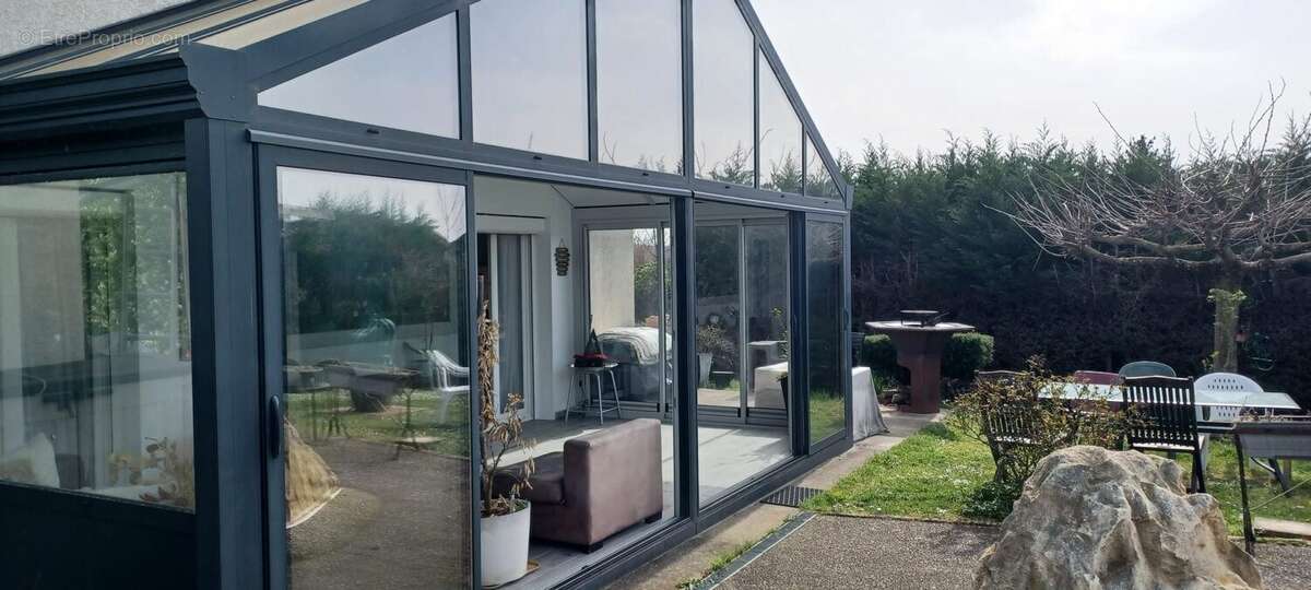 Maison à LA CHAPELLE-DE-LA-TOUR