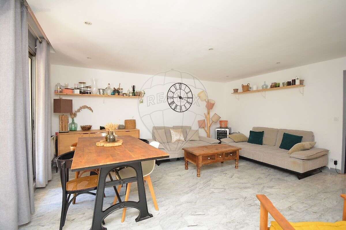 Appartement à SAINT-LAURENT-DU-VAR
