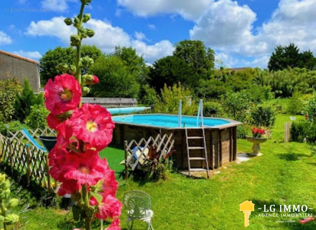 Maison ancienne rénovée avec  dependances, jardin de 1000 m2 et piscine au cœur de mortagne-sur-gironde - photo 3
