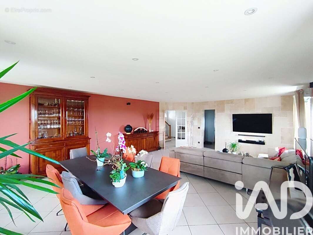 Maison 220 m² à Orcemont  - photo 2