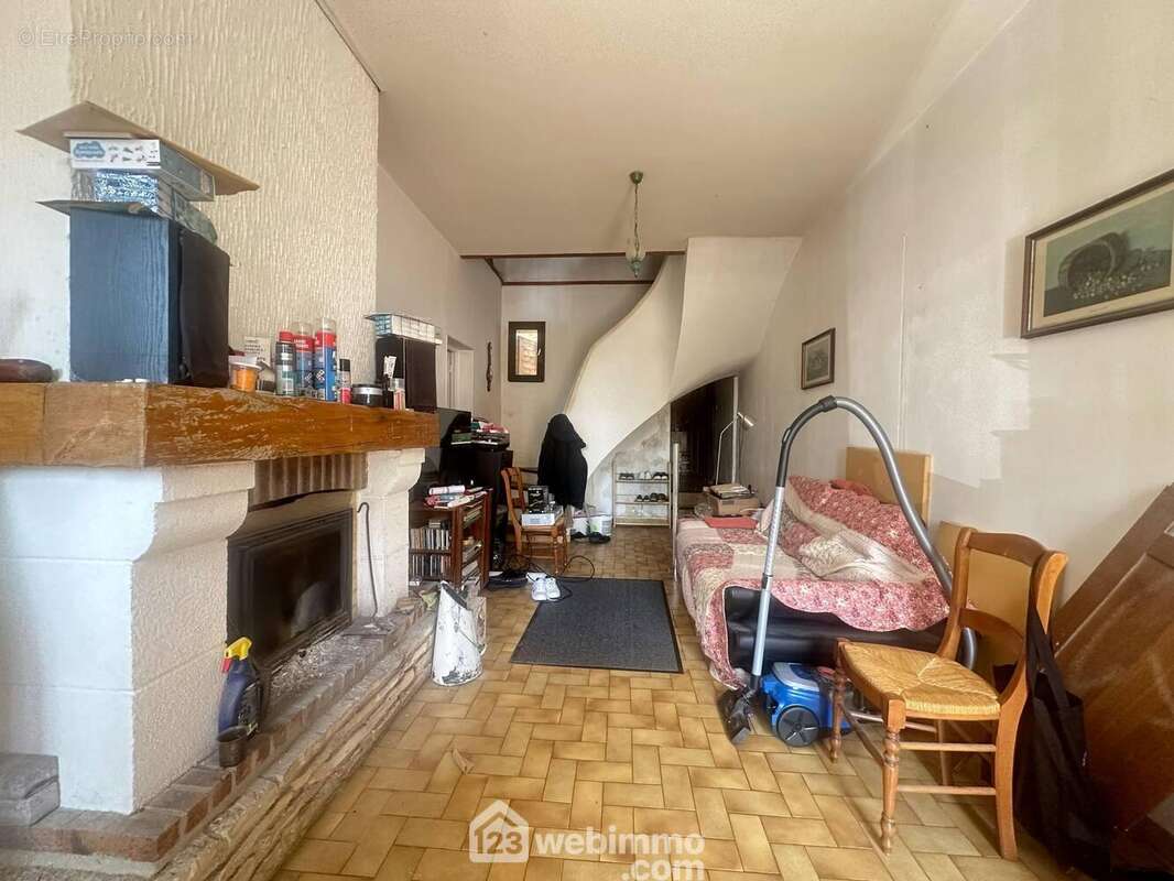 Le salon lumineux de 20 m² - Maison à MARTIGNY-COURPIERRE