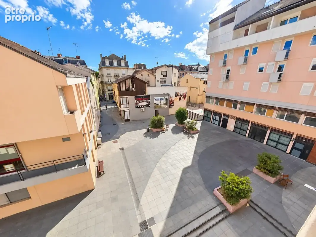 Derrière l'office du tourisme, appartement de 76m2 avec balcon et parking privé - photo 7