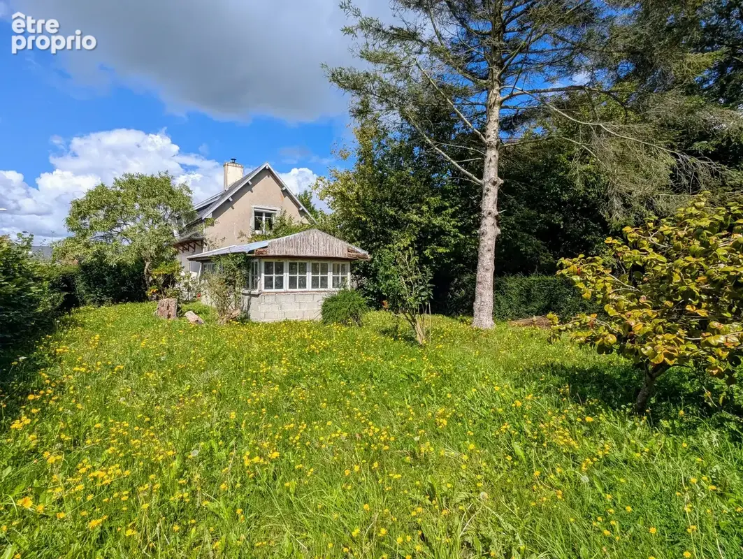 jardin côté serre de jardin