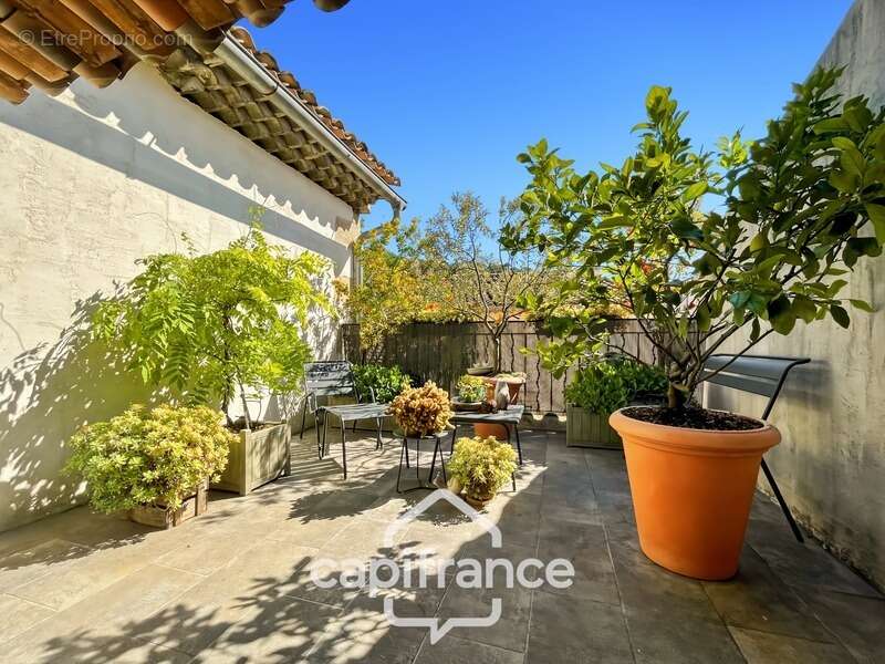 belle poportunité sur Alleins : maison de village de 102 m2 entièrement rénovée et climatisée, 2 niveaux avec 2 grandes chambres - photo 3