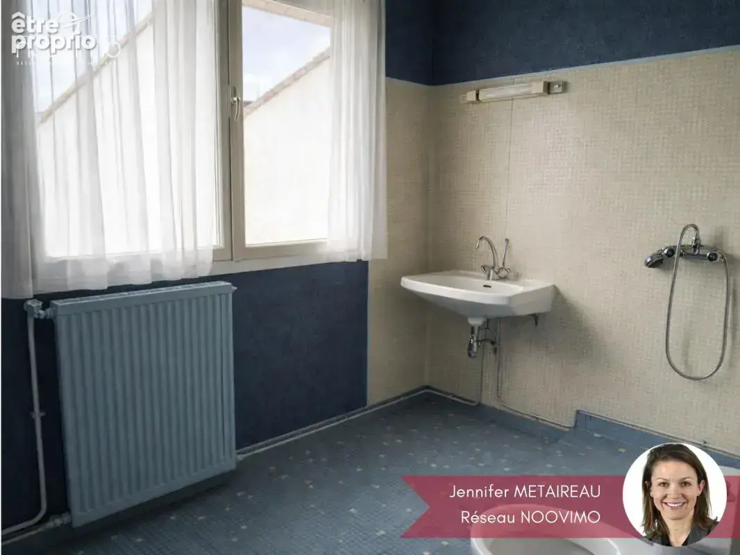 Coeur de bourg ! Au calme, maison à rénover non mitoyenne av - photo 6