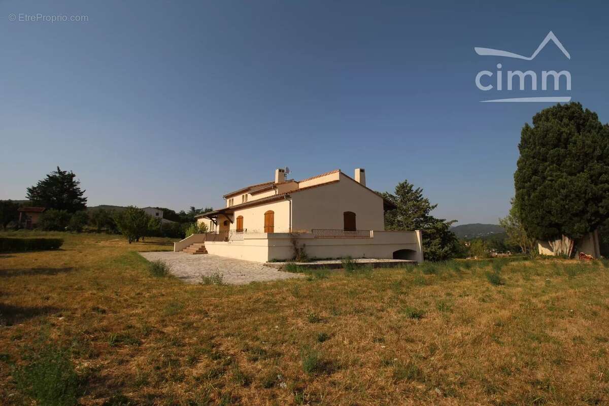 A vendre une villa de 216m² avec annexes et grand garage sur une parcelle de 9755m² - photo 16