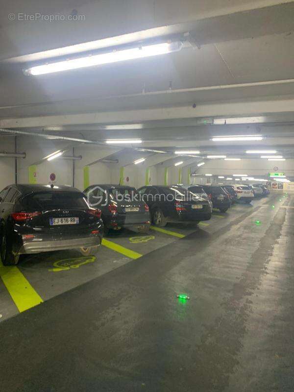 Parking à PARIS-9E