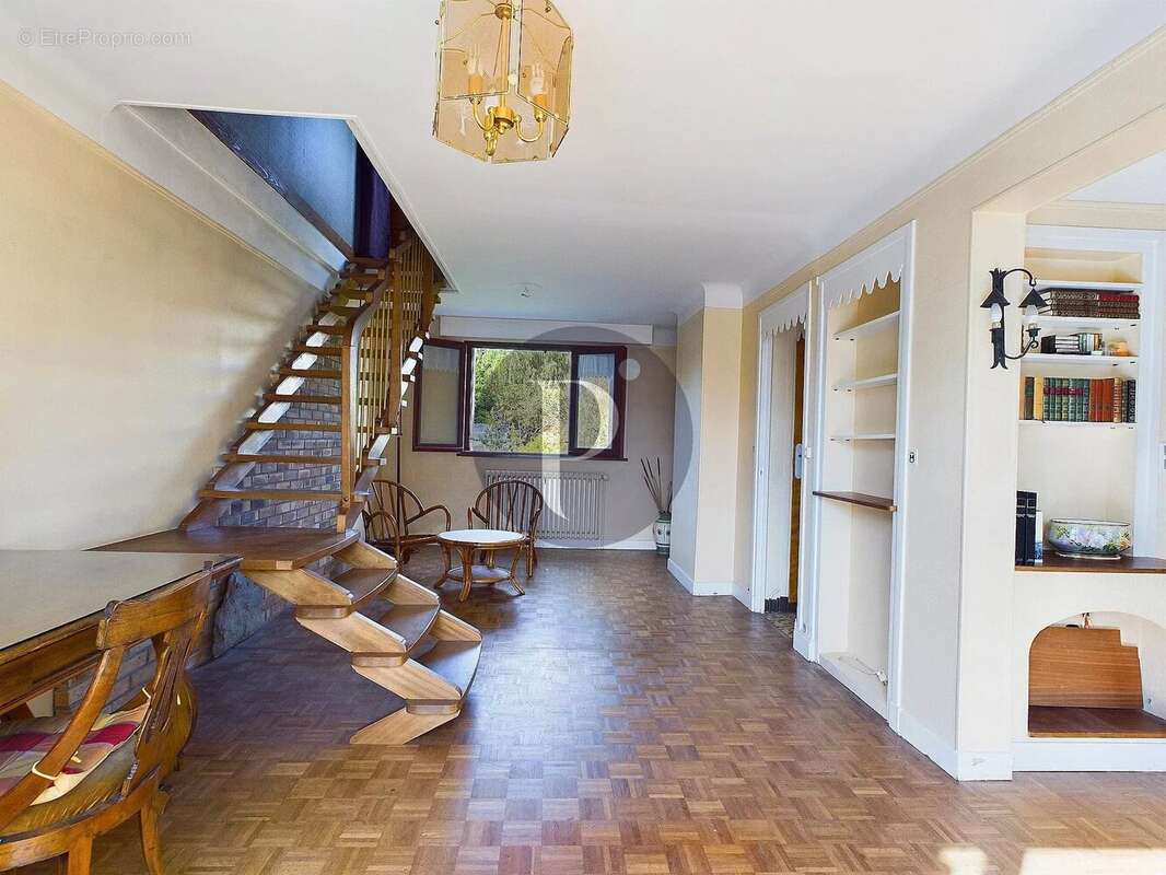 Maison à VERRIERES-LE-BUISSON