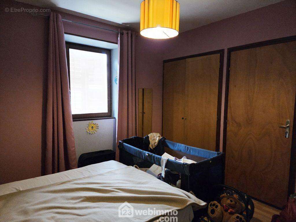 A l&#039;étage on retrouve 4 chambres et 2 pièces en enfilade. - Appartement à GRIGNON