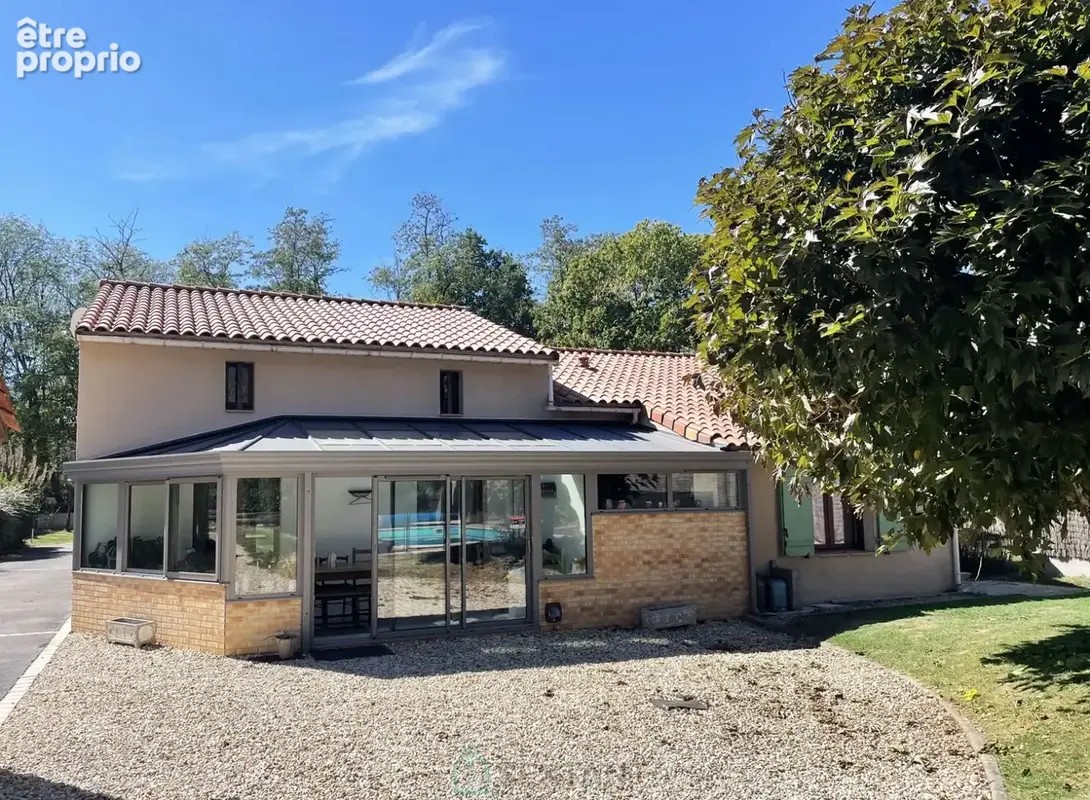 Maison de 187 m² sur un terrain arbore de 1 847 m² avec piscine - photo 2