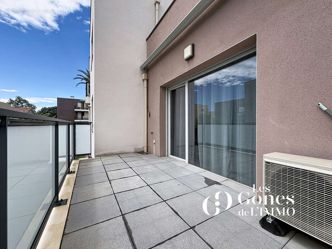 À pied du centre de Craponne   Superbe T4 récent avec balcon dans résidence sécurisée, possibilité garage doub - photo 11