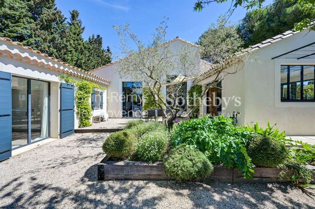 Exclusivité. Rare, Eygalières, belle maison rénovée en centre village avec jardin et piscine - photo 18