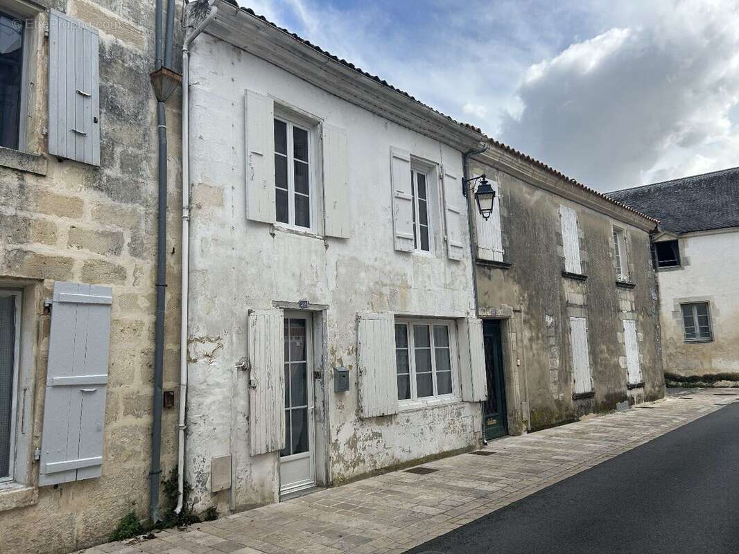 Maison à SAINT-JEAN-D'ANGELY