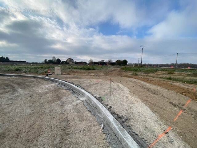 Terrain à SAINT-JULIEN-L'ARS