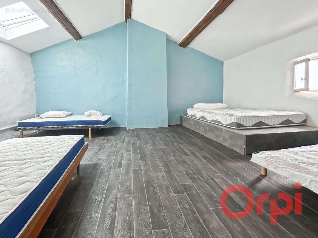 À Vendre : Authentique maison de ville avec patio, cour privative et stationnement - photo 12